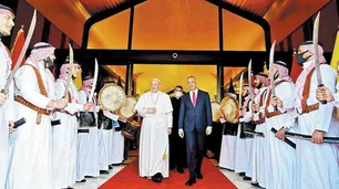 “Que se callen las armas”, reclamó Francisco al iniciar su visita a Irak