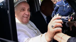 Sonriente, el Papa Francisco fue dado de alta en Roma: "Aún estoy vivo y no tuve miedo"