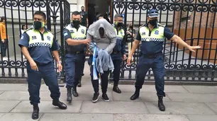 Salió del cuarto oscuro y lo detuvieron: tenía un pedido de captura por dos causas penales