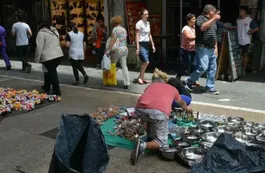 Los comerciantes de Flores en guerra con los manteros de la calle Avellaneda: "Nos están perjudicando"