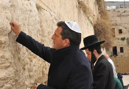 En Israel, Massa rezó en el muro de los lamentos