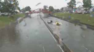 Inundación: un taxista se descompensó y murió en la colectora de la General Paz