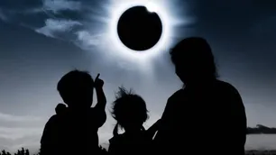 Eclipse solar: qué cuidados hay que tener para mirarlo sin dañar los ojos