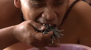 Debus: el "arte" de tragar clavos y vidrios, o ponerse un taladro en la boca