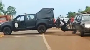 Un delincuente atropelló a una mujer policía con una camioneta robada e hirió a otros dos oficiales