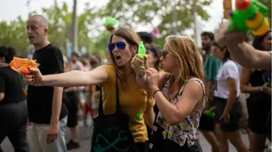"Turismofobia" en Barcelona: rocían a los turistas con pistolas de agua y precintan hoteles y restaurantes