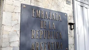 Los diplomáticos argentinos dejarán la embajada en Venezuela y serán trasladados a Portugal