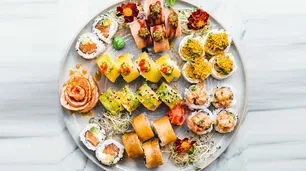El "sushi dulce" juega a combinar frutas con pescado
