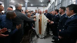 Jueves Santo: el Papa Francisco lavó y besó los pies de 12 presos en Roma