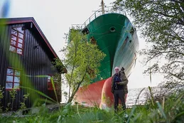 Remolcan barco carguero que encalló en una casa