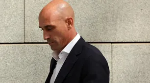 Luis Rubiales será juzgado en febrero de 2025 por su beso no consentido a Jenni Hermoso