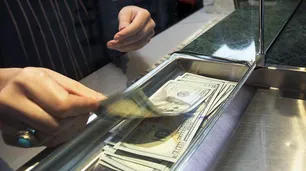 La CNV realiza operativos para controlar a las sociedades de bolsa que venden dólar CCL y MEP