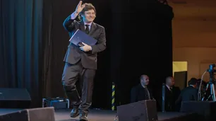 Javier Milei a pura imitación en la Fundación Libertad: se burló de Kicillof y Melconian