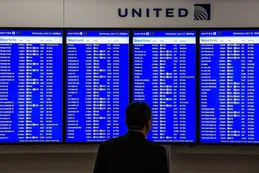 United Airlines prueba un programa para pasajeros que llegan tarde