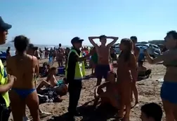 El video completo del desalojo de las mujeres por hacer topless en la playa