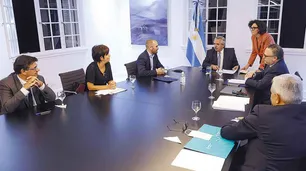 Guiño político de Alberto F a un equipo económico cada vez más cascoteado