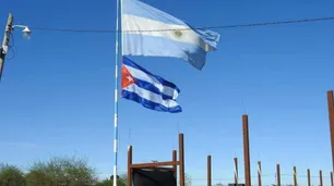 Justifican el izamiento de la bandera de Cuba en una escuela del Chaco: "Fue un homenaje al 'Che'"