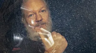 Julian Assange confinado en prisión tras brote de covid-19