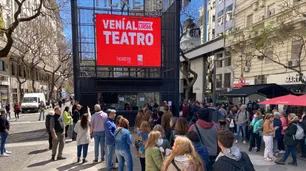 Larga cola para retirar los bonos con descuentos locos de Vení al Teatro