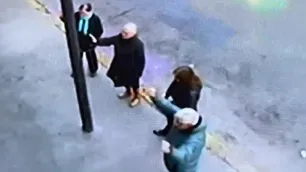 Insólito video: fanáticos religiosos hicieron un extraño ritual para "curar gays" en la puerta de un boliche
