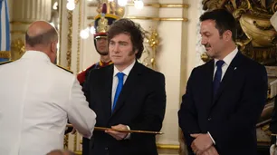 El presidente Javier Milei encabezó la entrega de sables y diplomas a oficiales de las Fuerzas Armadas