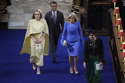 Jill Biden llegó a la coronación junto a su nieta en "la Bestia"