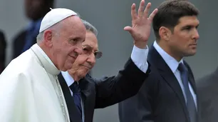 El Papa habló de su vínculo con el expresidente de Cuba: "Lo confieso, con Raúl Castro tengo una relación humana"