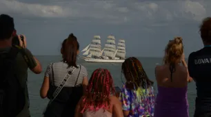 Mar del Plata: miles de turistas vieron el desfile del recibimiento de la fragata Libertad