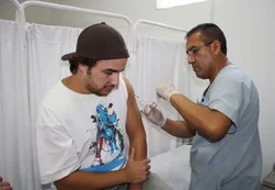 Hepatitis B: recomiendan que se vacunen todos los mayores de 20