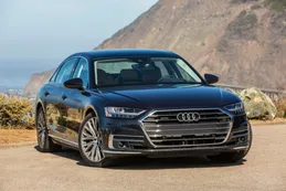 Siéntase poderoso en el Audi A8, excepto cuando lo maneje