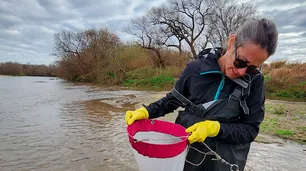 Córdoba: Científicos recolectaron muestras en lagos y ríos para medir la contaminación por microplásticos