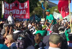 Lanzaron un nuevo "verdurazo" en Plaza de Mayo: también venden pan y yerba