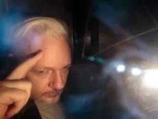 Ai Weiwei visitó a Assange: "Está en el hospital de la prisión y su salud se deteriora"