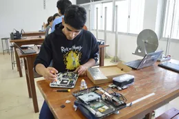 Estudiantes de Famaf dan una segunda vida a computadoras en desuso que recirculan en organizaciones sociales
