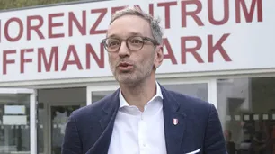 "Fenómeno (barrial) austríaco": la ultra derecha de Herbert Kickl lograría una "victoria histórica"