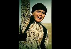 ISIS difunde otro video en que un niño asesina a un rehén