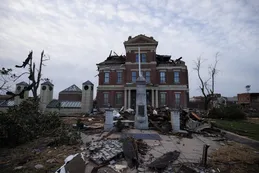 FOTOS: destrucción total y casi 80 muertos tras el paso de 19 tornados en Estados Unidos