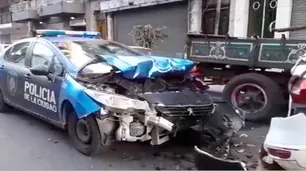 Un patrullero perdió el control y produjo un insólito accidente en Caballito