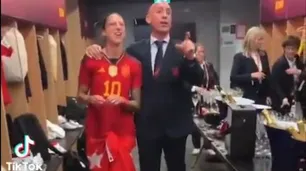 "En Ibiza celebraremos la boda de Jenni Hermoso y Luis Rubiales": el nuevo video del vestuario de España tras el polémico beso
