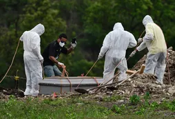 La OMS alerta que la pandemia retrocede en Europa pero está "empeorando" a nivel mundial