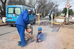 Decenas de familias afectadas por rotura de caño de agua en barrio Santa Isabel III