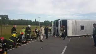 Volcó un micro que transportaba chicos en la ruta 2: murieron dos nenas y hay heridos