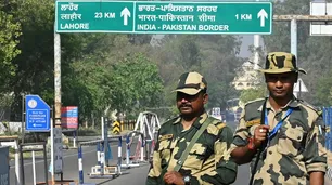 Pakistán advirtió una "incursión inminente" de India en Cachemira, mientras ambas potencias nucleares se preparan para lo peor