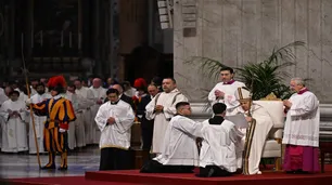 El papa Francisco lava los pies de presos por el Jueves Santo y esta vez eligió el mismo lugar que hace 10 años