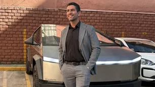 El polémico periplo del Tesla de Manuel Quintar: del puerto al Congreso sin patente y viaje en grúa a Jujuy