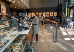 Starbucks cierra 16 locales en Estados Unidos por inseguridad