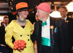 Es el hombre más rico de Noruega y a los 95 años se casó con su novia, de 79