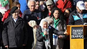 Alberto Fernández recibe a Nora Cortiñas tras el cruce por las Fuerzas Armadas