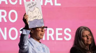 La Feria del Libro y una apertura caliente: a los abucheos contra Leonardo Cifelli se sumó una protesta contra la Ley de Glaciares