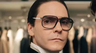 ‘Becoming Karl Lagerfeld’: la gran apuesta de Disney+ que devela los orígenes del diseñador alemán